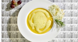 Kürbis-Trauben-Suppe mit Heumilch-Ziegenkäsetaler