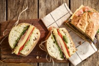 Sandwich mit Grillpaprika, Heumilch-Bergkäse und Basilikumpesto