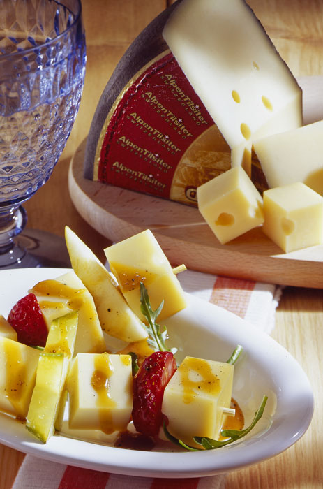 Käse-Frucht-Spieße mit AlpenTilsiter - Rezept - Käseweb