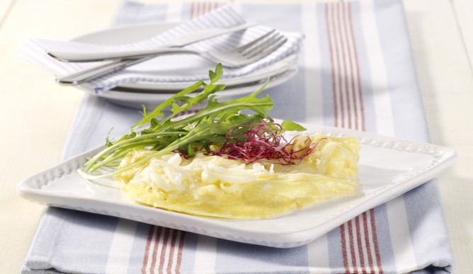 Arla Danbo-Omelett mit Rucola und Rote-Beetesprossen