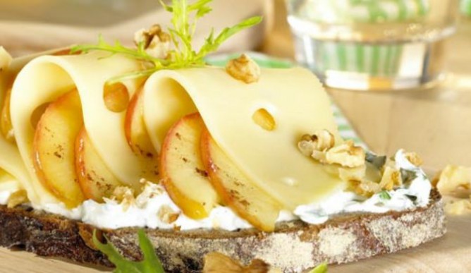 Käseschnitte „Süßer Apfeltraum“ mit LEERDAMMER® Original - Rezept - Käseweb