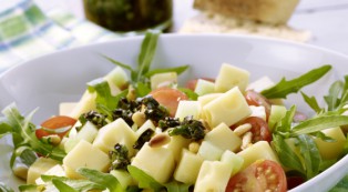 Käsesalat mit geschmorten Melonenwürfeln & Olivenpesto