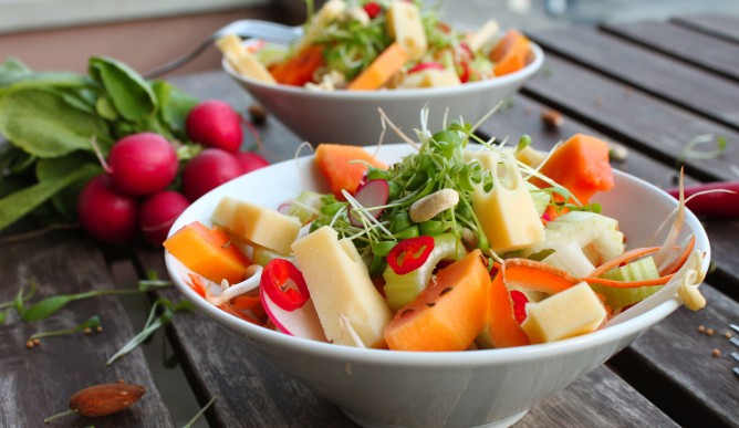 Fruchtig-nussiger Salat - Rezept - Käseweb