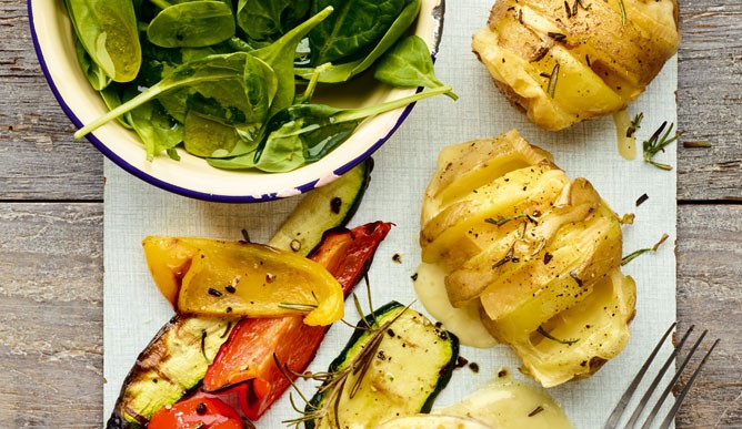 Käse-Kartoffeln mit Grill-Gemüse und Salat