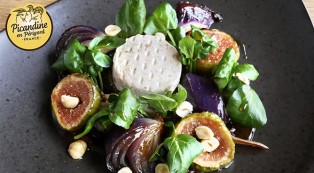 Radicchio Salat mit Picandou, Feige und Haselnüsse