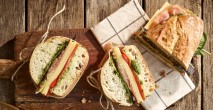 Sandwich mit Grillpaprika, Heumilch-Bergkäse und Basilikumpesto