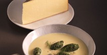 Vacherin-Fribourgeois-Käsesuppe mit Spinatnocken