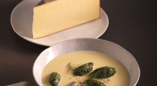 Vacherin-Fribourgeois-Käsesuppe mit Spinatnocken